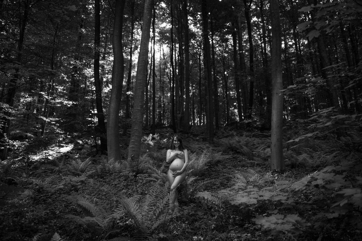 Schwangerschaftsfoto im Wald
