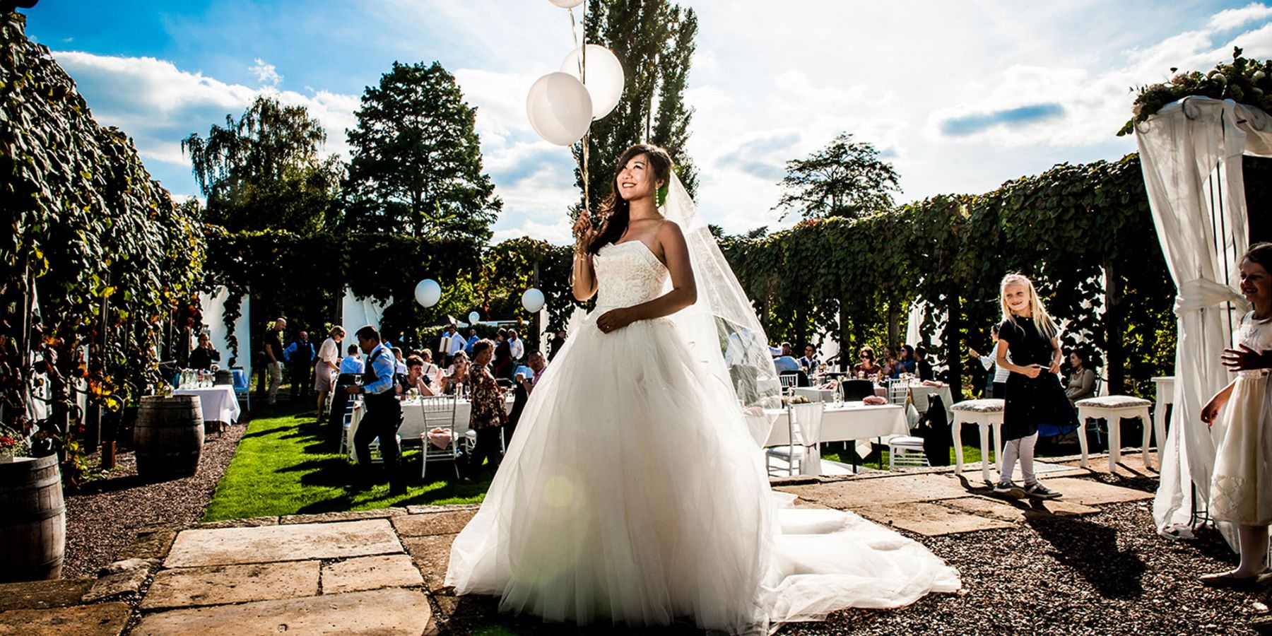 Braut mit Luftballons